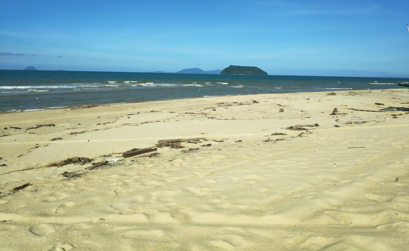 Фото Air Tawar Beach с светлый песок поверхностью