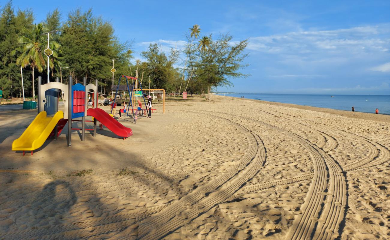 Фото Bisikan Bayu Beach с светлый песок поверхностью