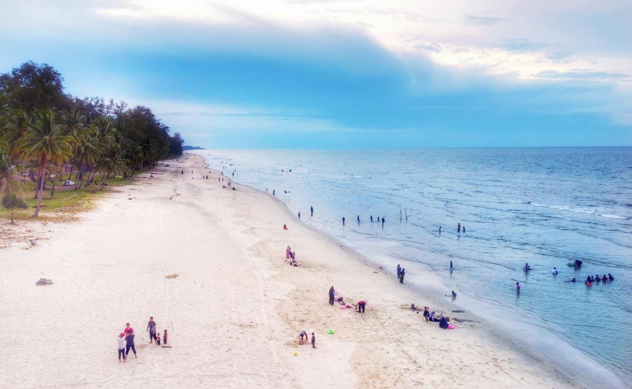 Фото Melawi Beach с светлый песок поверхностью