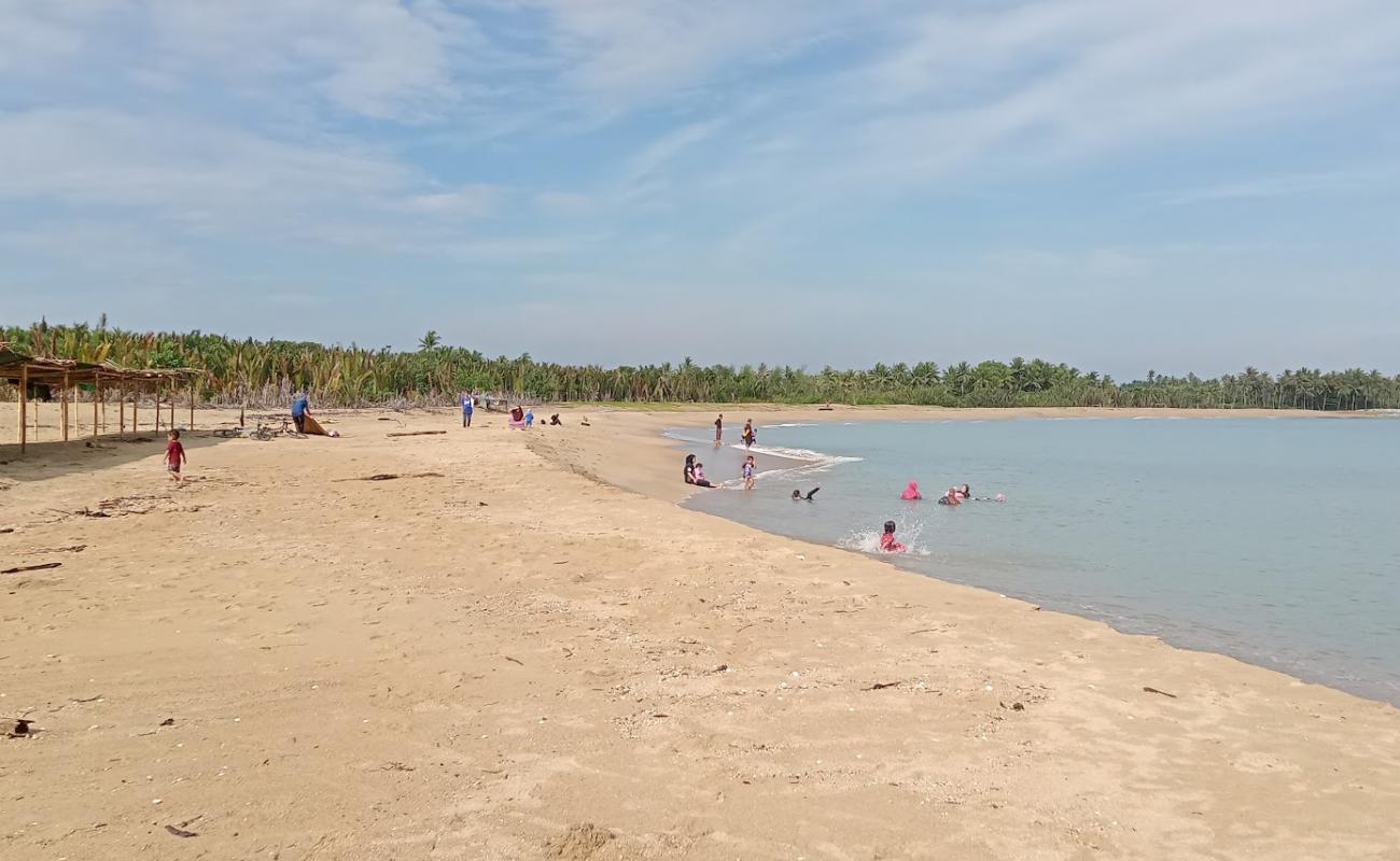 Фото Nusuk Beach с светлый песок поверхностью