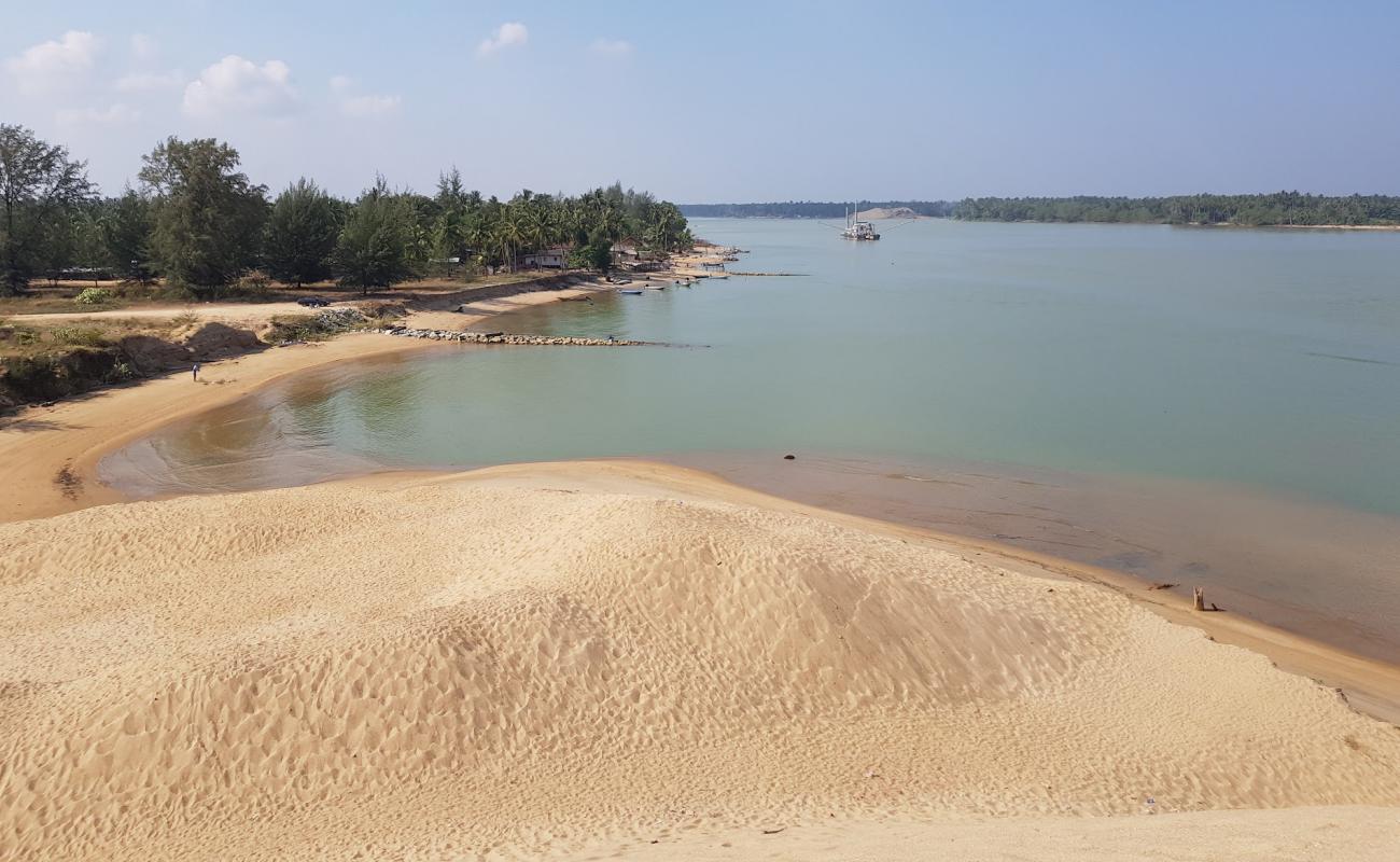 Фото Mek Mas Beach с светлый песок поверхностью