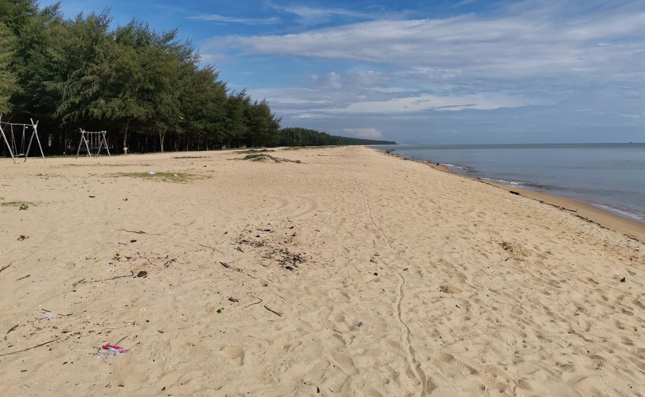 Фото Seri Tujuh Beach с светлый песок поверхностью