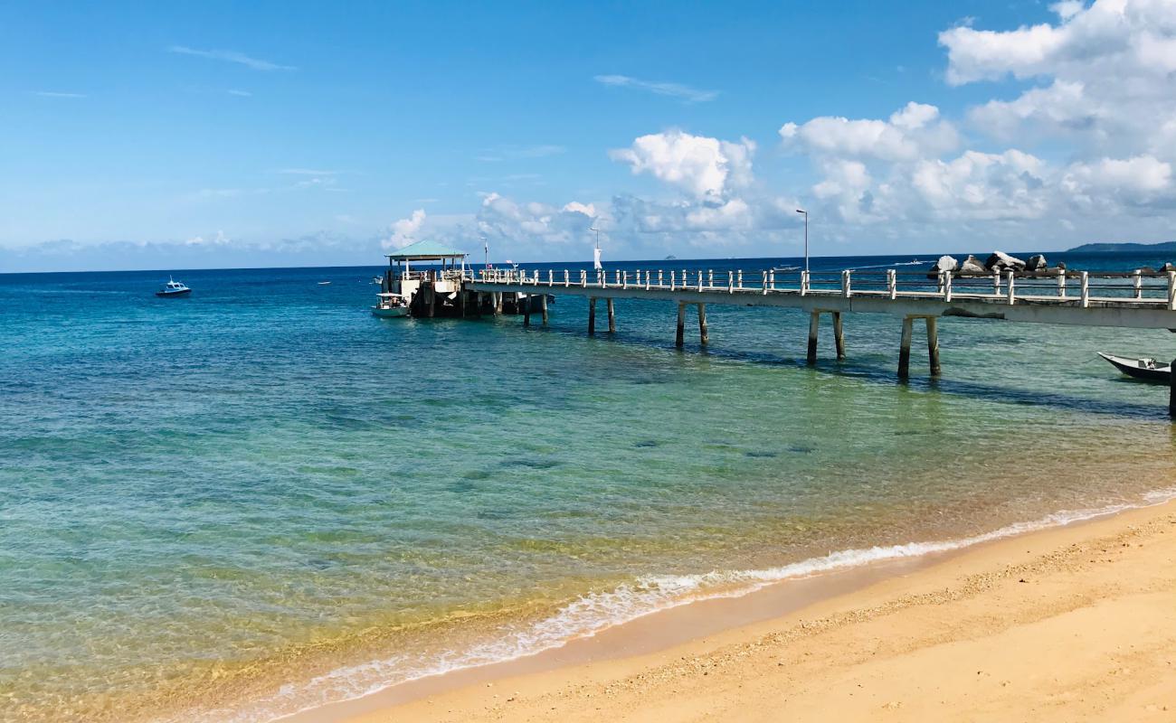 Фото Paya Beach с светлый песок поверхностью