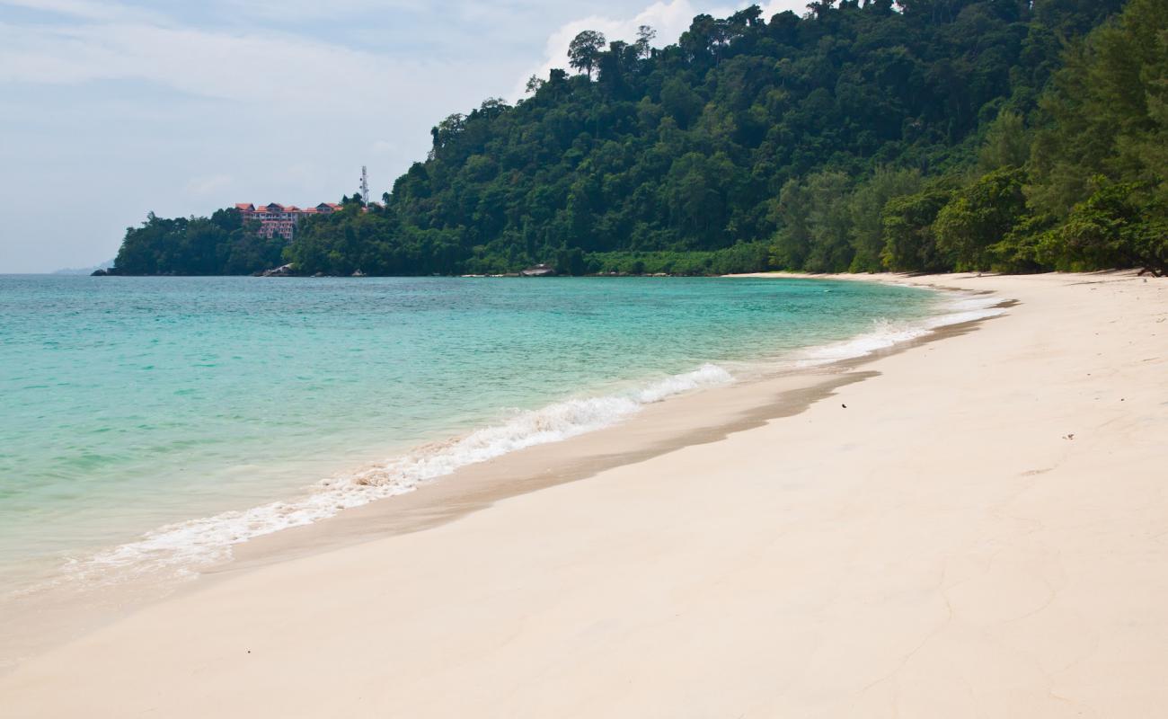 Фото Pulau Tumuk Beach с серый песок поверхностью