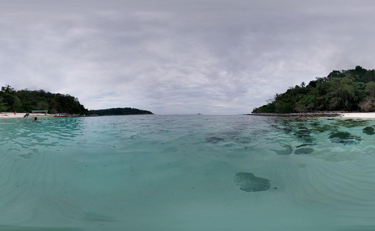 Фото Pulau Tulai Beach II с белый песок поверхностью