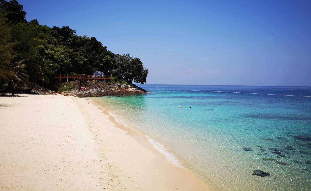 Фото Chagar Hutang Beach с светлый песок поверхностью