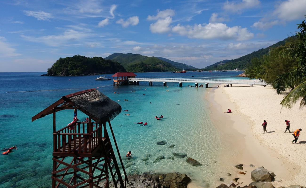 Фото Kuala Terengganu Beach с белый песок поверхностью