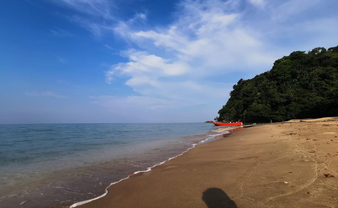 Фото Labuan Gadung Bay Beach с светлый песок поверхностью