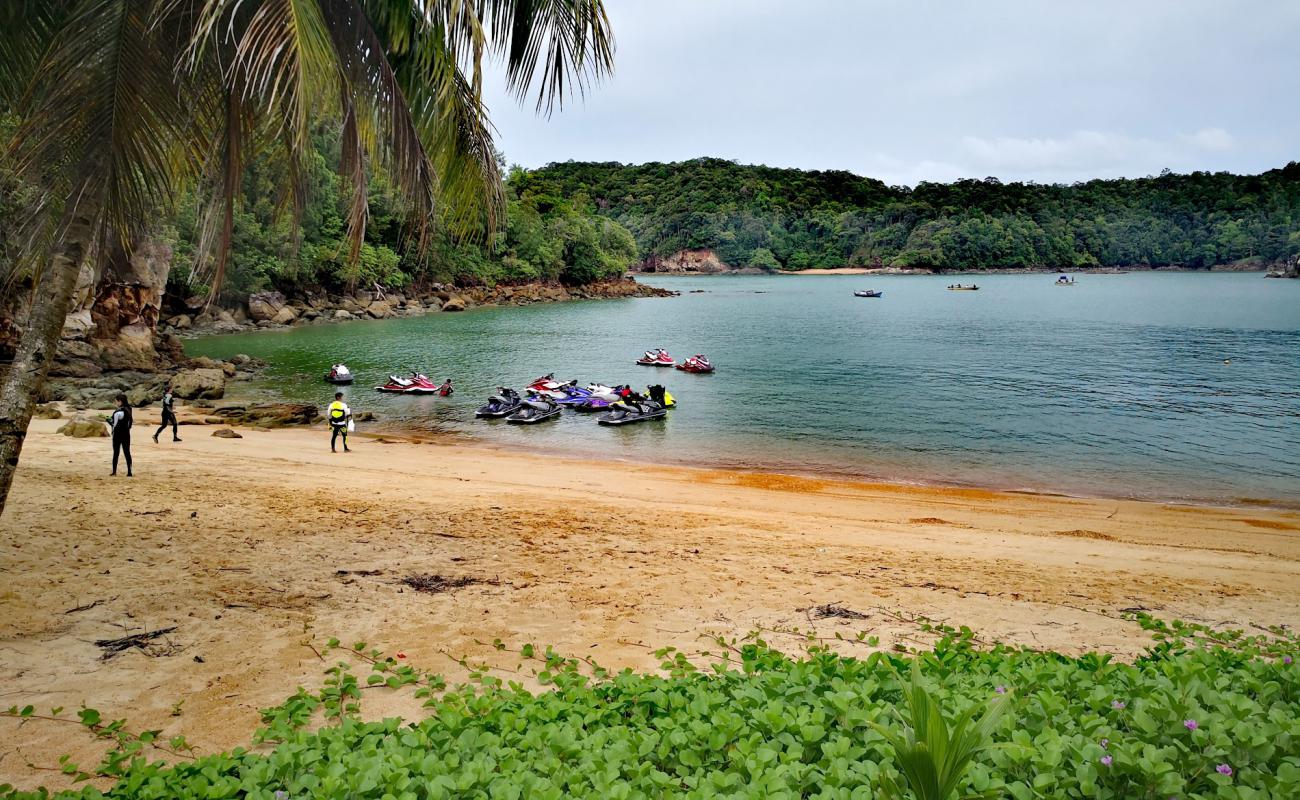 Фото Pulau Lakei Beach с светлый песок поверхностью