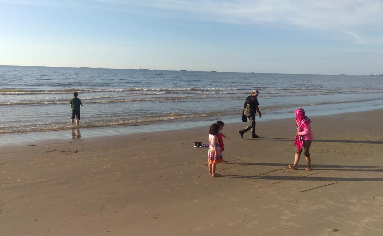 Фото Mardiah Beach с светлый песок поверхностью