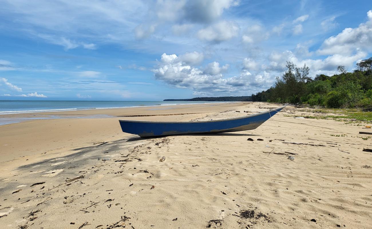 Фото Batu Mandi Beach с светлый песок поверхностью