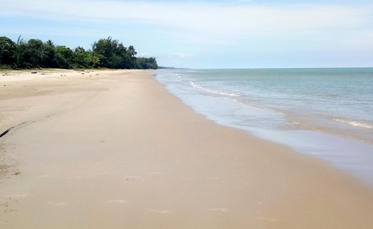 Фото Bakam Beach с светлый песок поверхностью