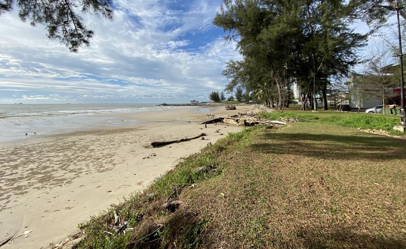 Фото Tanjung Lobang Beach с серый песок поверхностью