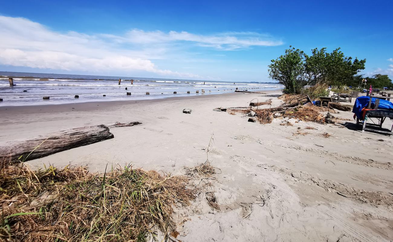 Фото Lutong Beach с серый песок поверхностью