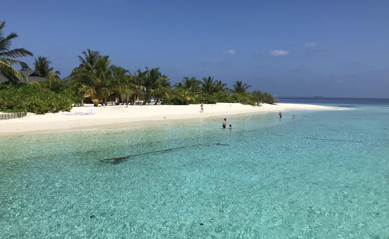 Фото Amari Havodda Beach с белый чистый песок поверхностью