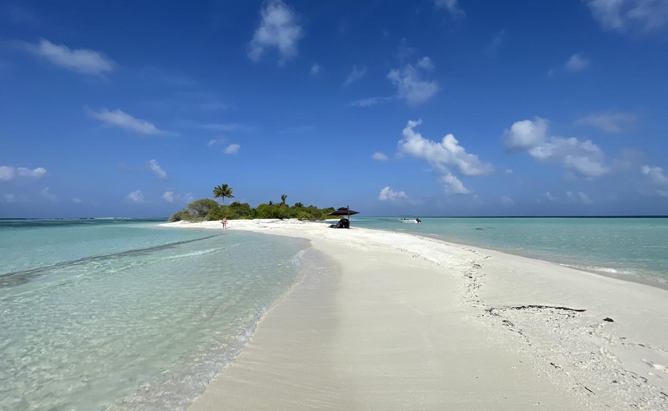 Фото Munyafushi Beach с белый чистый песок поверхностью