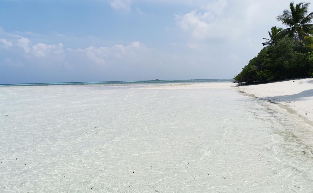 Фото Gaathurehaa Beach с белый чистый песок поверхностью