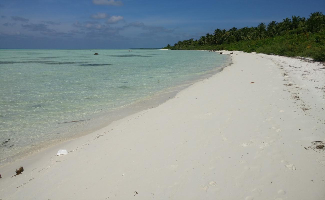 Фото Ruhththibiran Beach с белый песок поверхностью