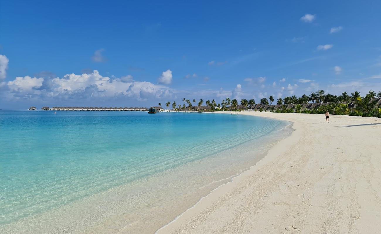 Фото Sun Siyam Beach с белый чистый песок поверхностью