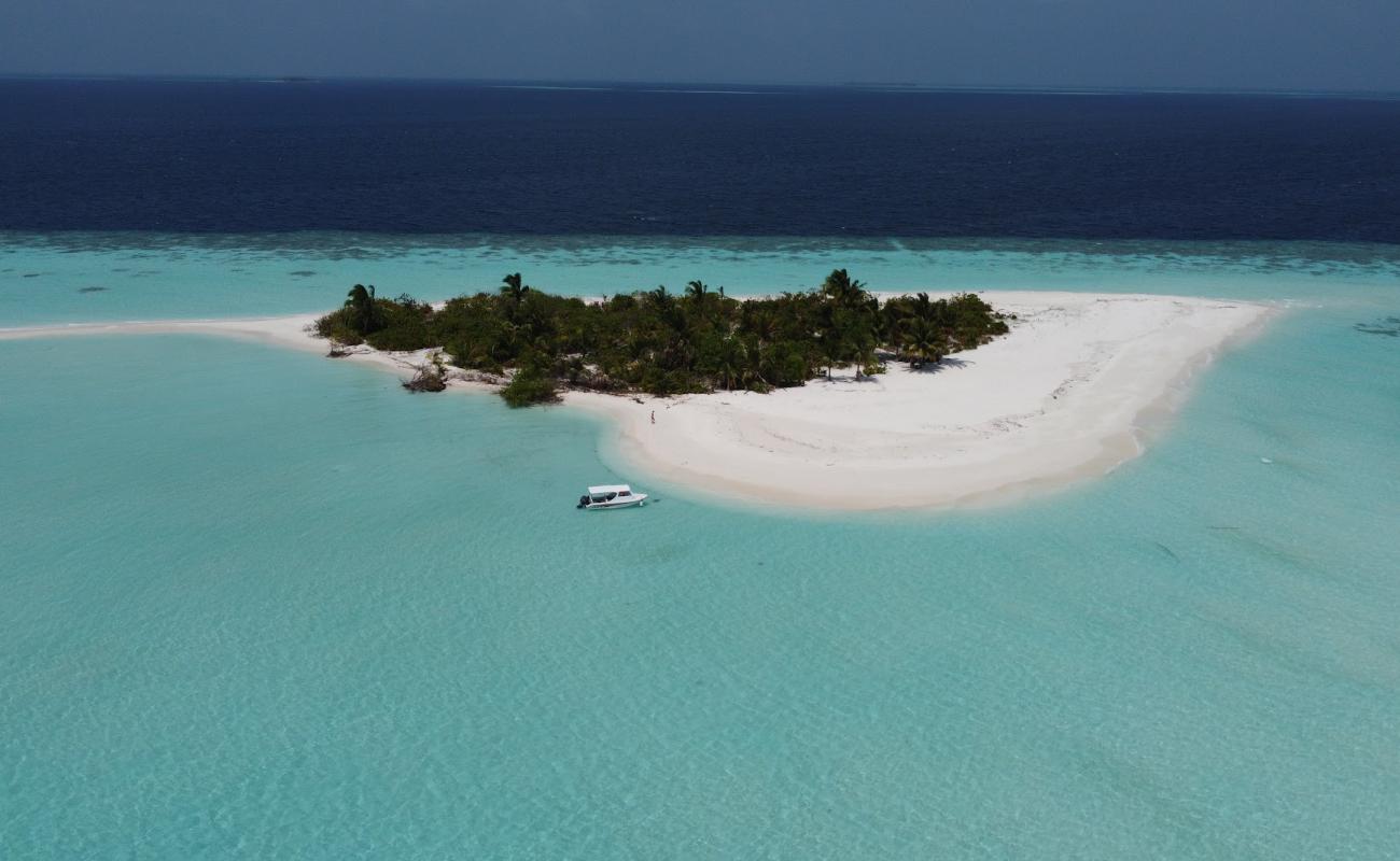 Фото Feeali Beach с белый чистый песок поверхностью