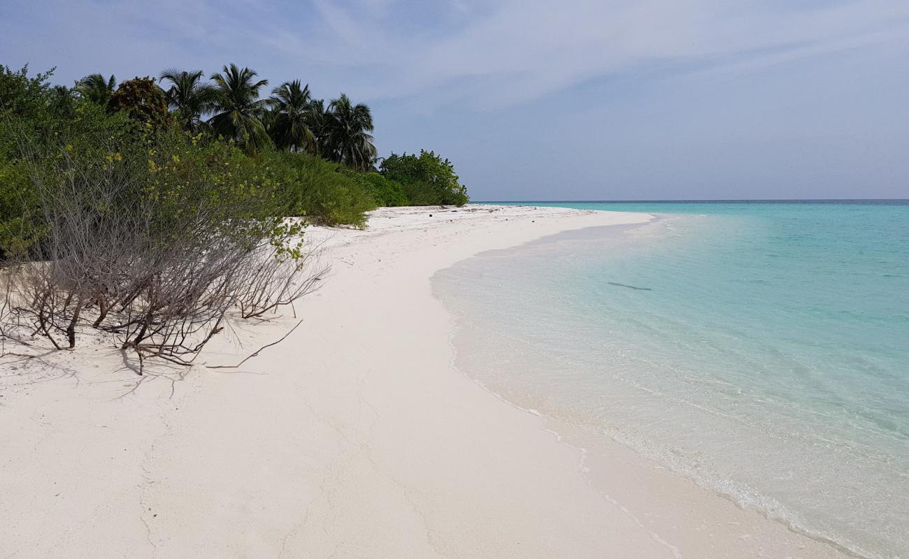 Фото Himithi Beach с белый чистый песок поверхностью