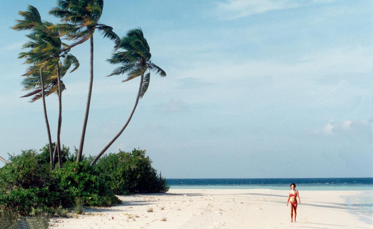 Фото Rakeedhoo Beach с светлый песок поверхностью