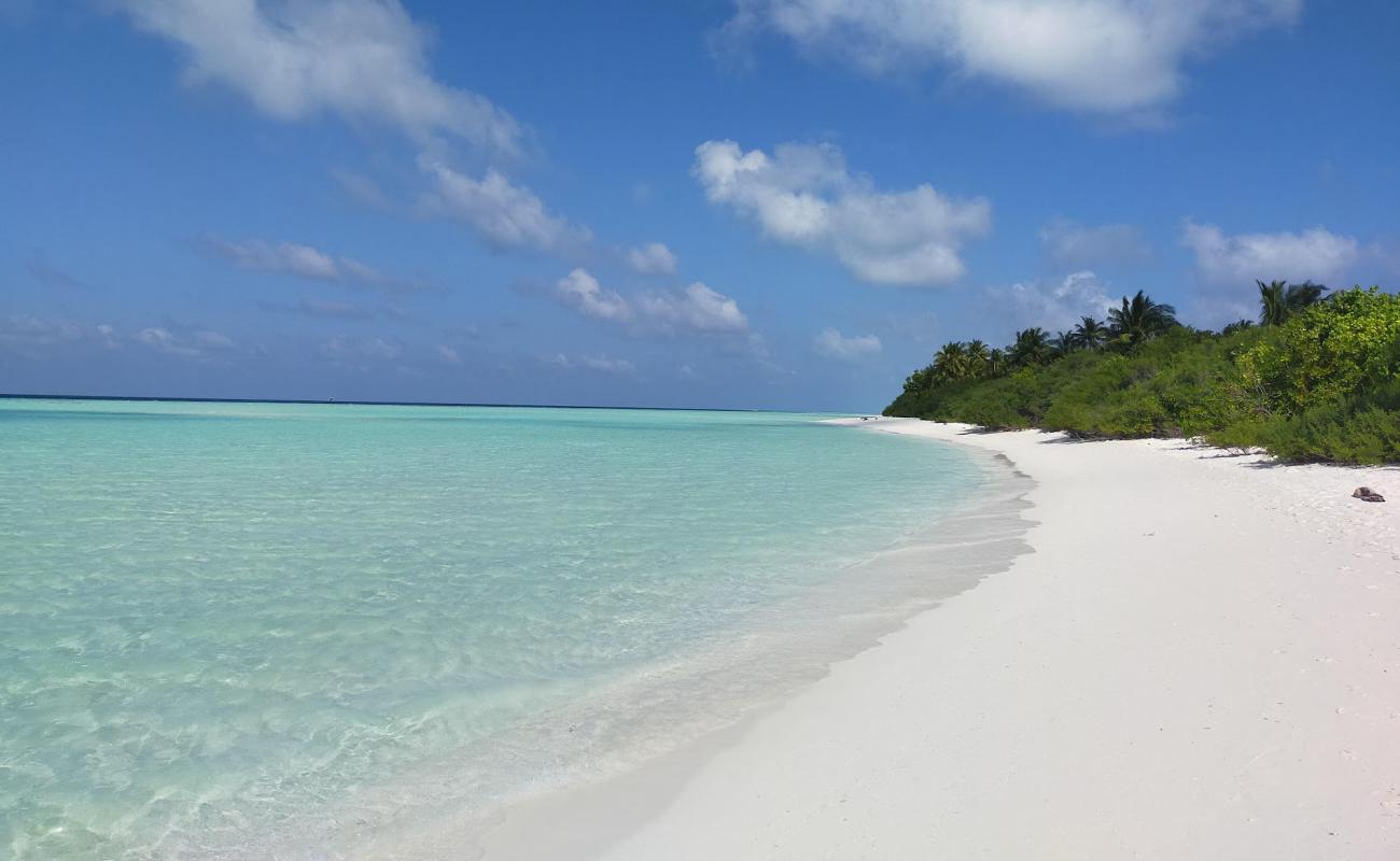 Фото Bodumohora Beach с белый чистый песок поверхностью