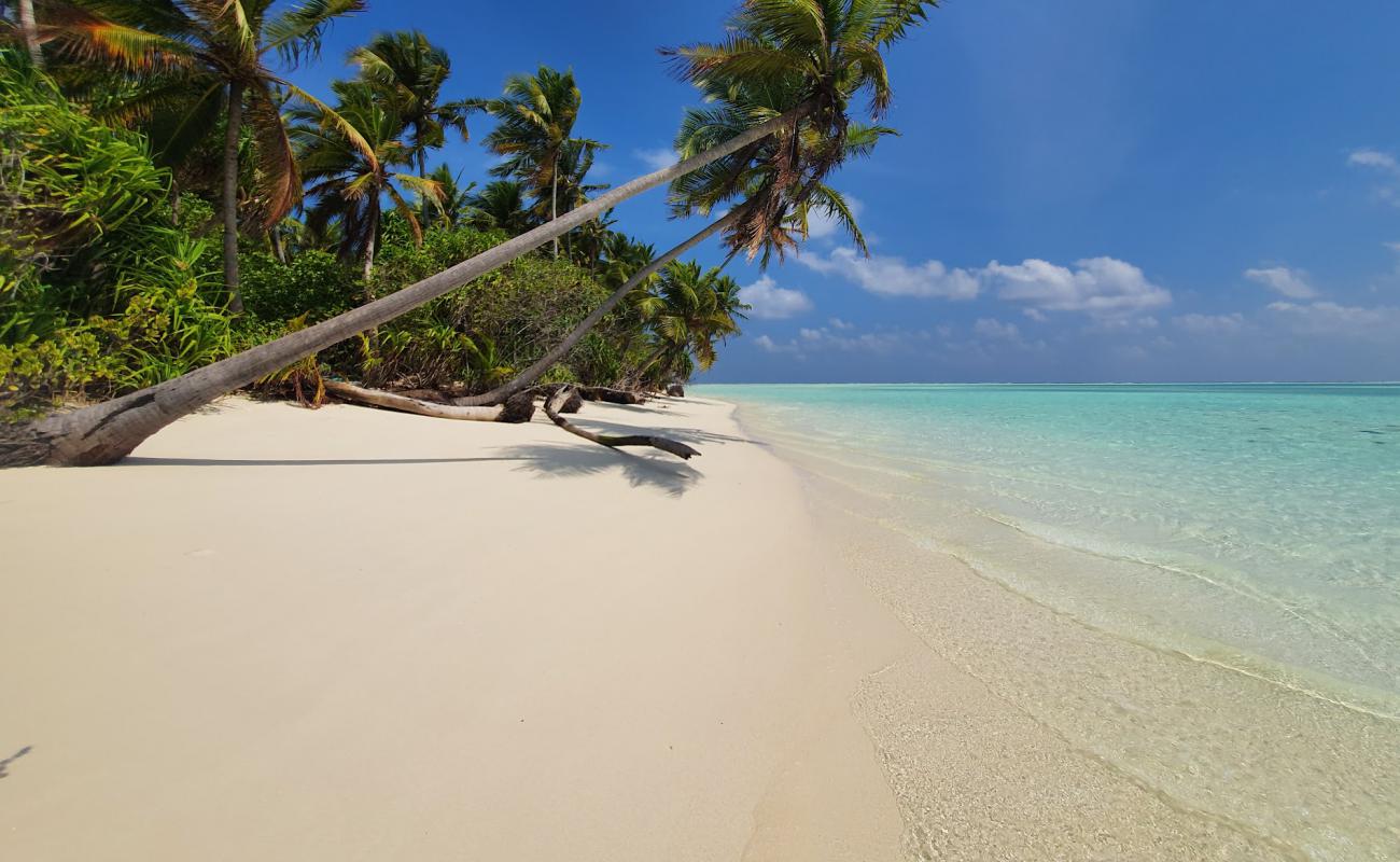 Фото Keyodhoo Beach с светлый песок поверхностью