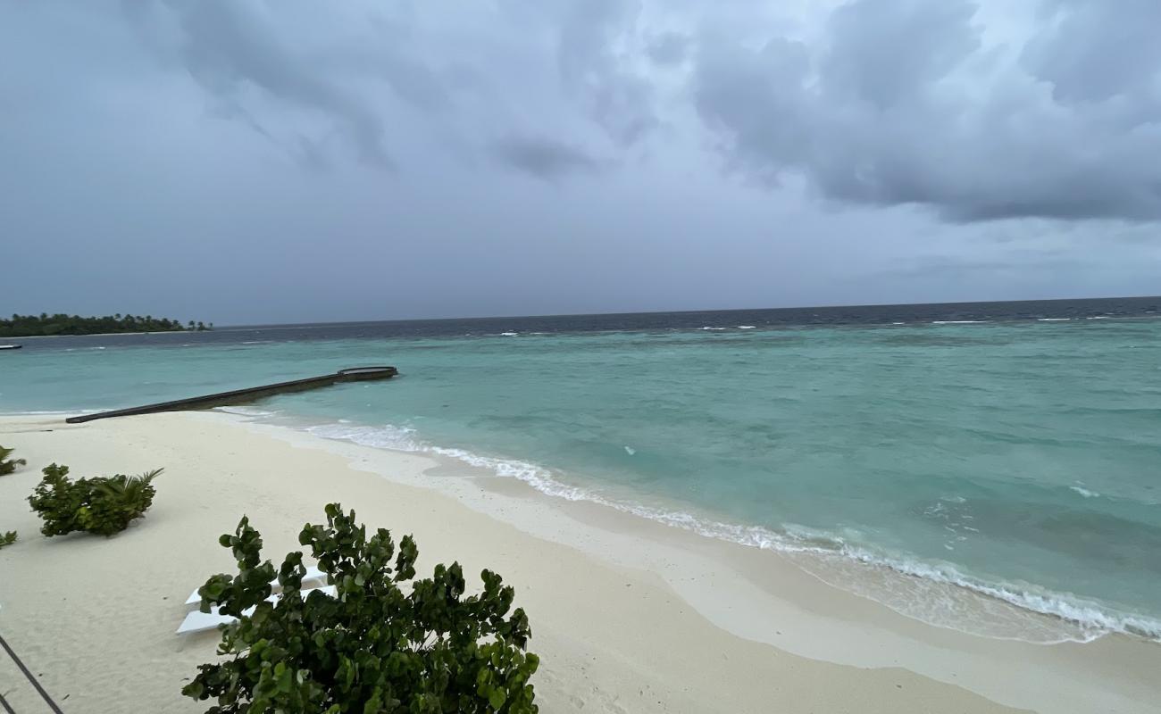 Фото Aarah Beach с белый чистый песок поверхностью