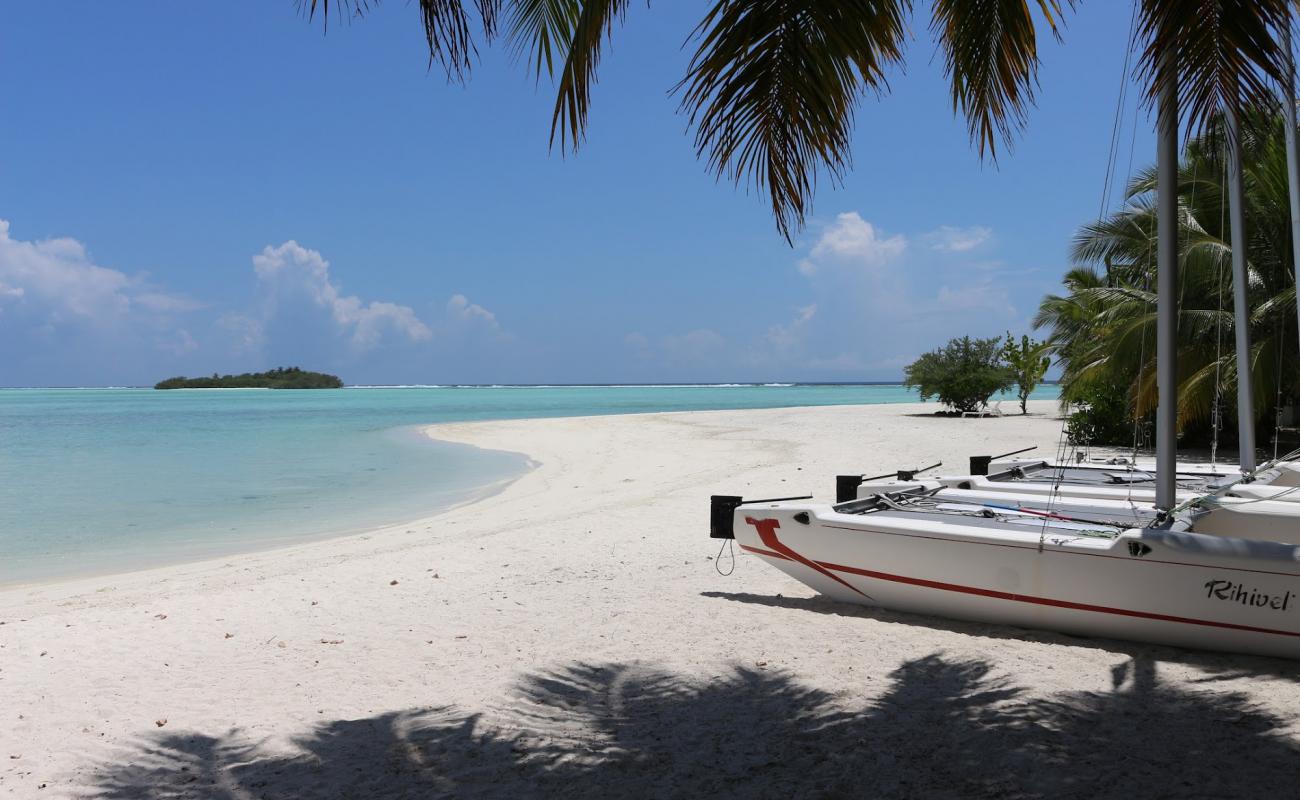 Фото Rihiveli Beach с белый чистый песок поверхностью