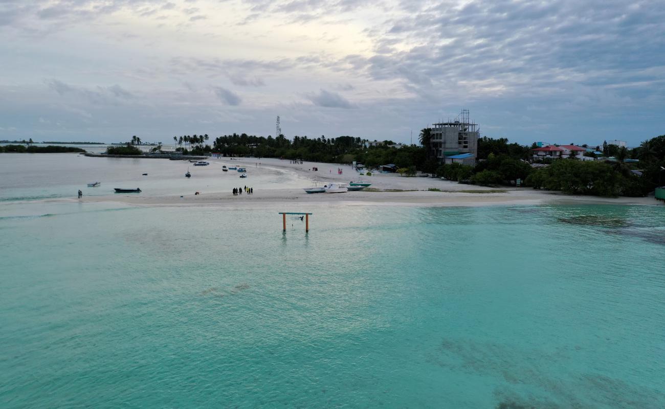 Фото Naanu Beach с светлый песок поверхностью