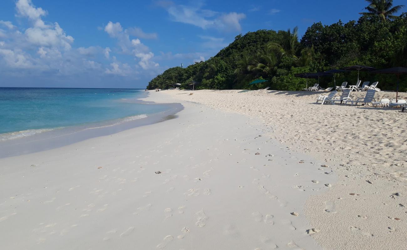 Фото Gunbaru Beach с белый песок поверхностью