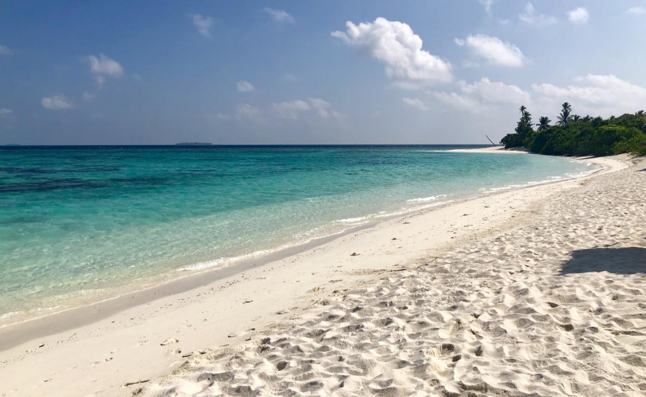 Фото Feridhoo Beach с белый песок поверхностью