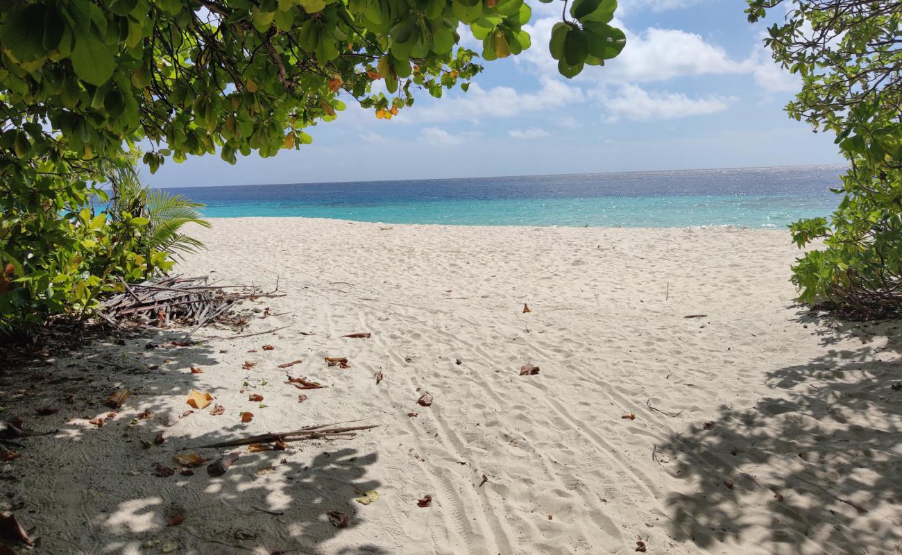 Фото Olhumathi Beach с белый песок поверхностью