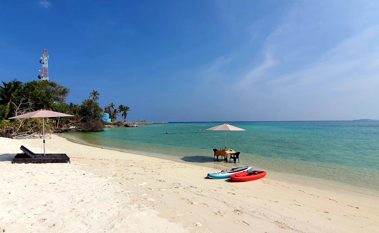 Фото Himandhoo Beach с белый песок поверхностью