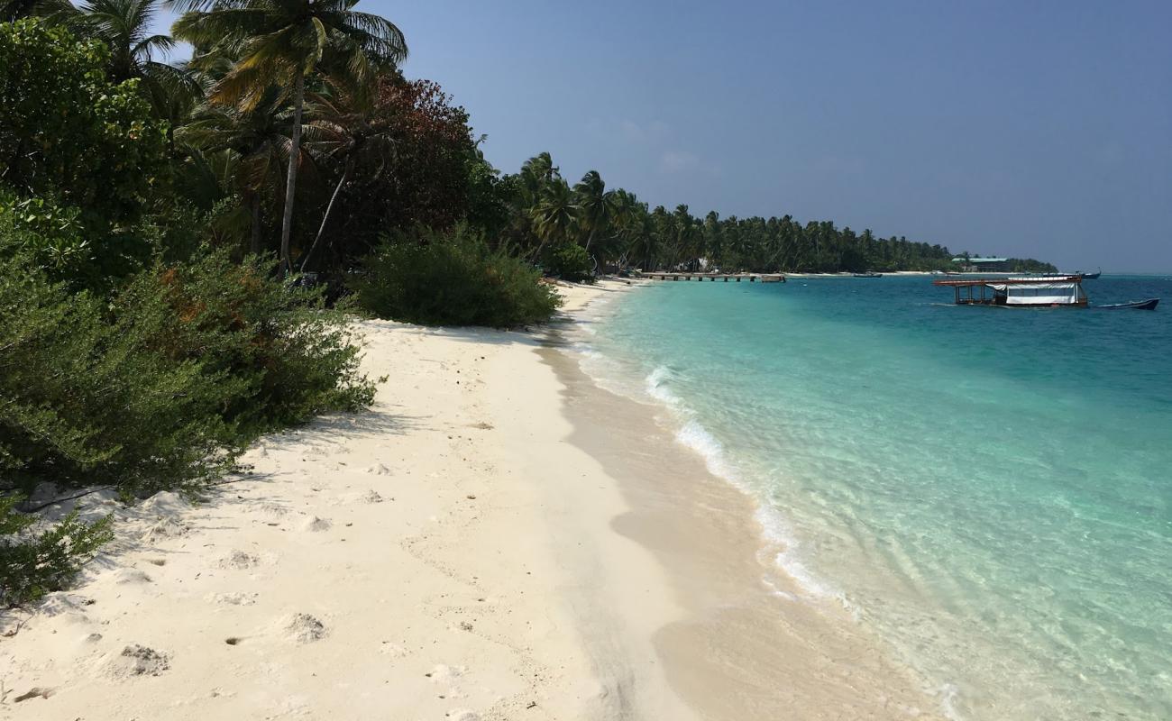 Фото Mandhoo Beach с белый песок поверхностью