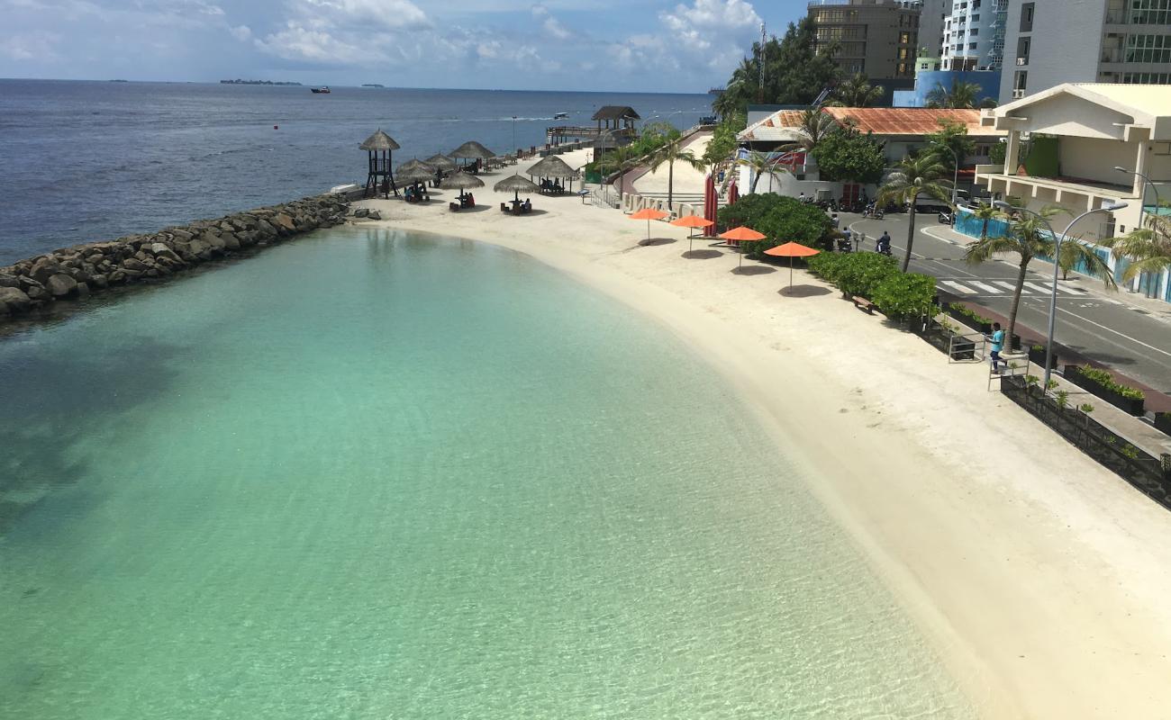 Фото Rasfannu Artificial Beach с белый песок поверхностью