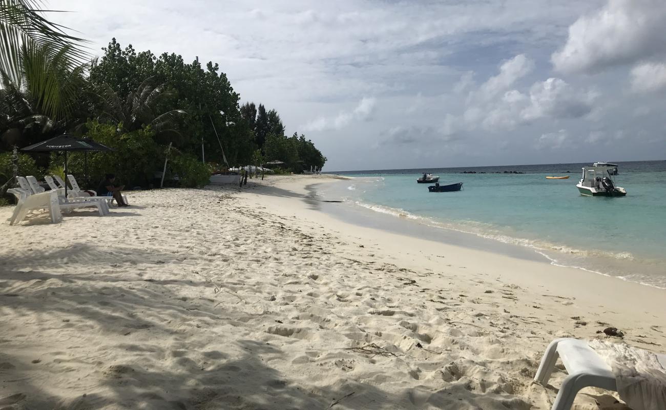 Фото Thulusdhoo beach с белый песок поверхностью