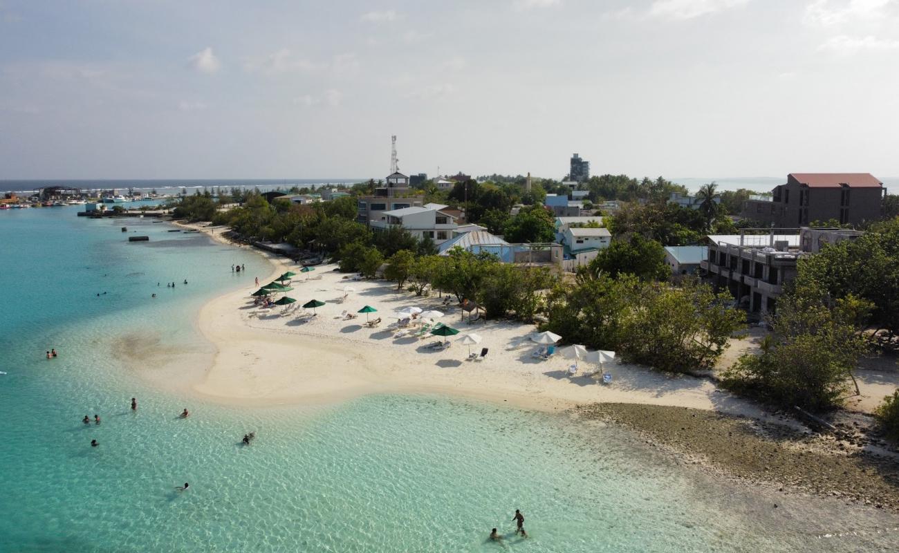 Фото Dhiffushi Kite Beach с белый песок поверхностью