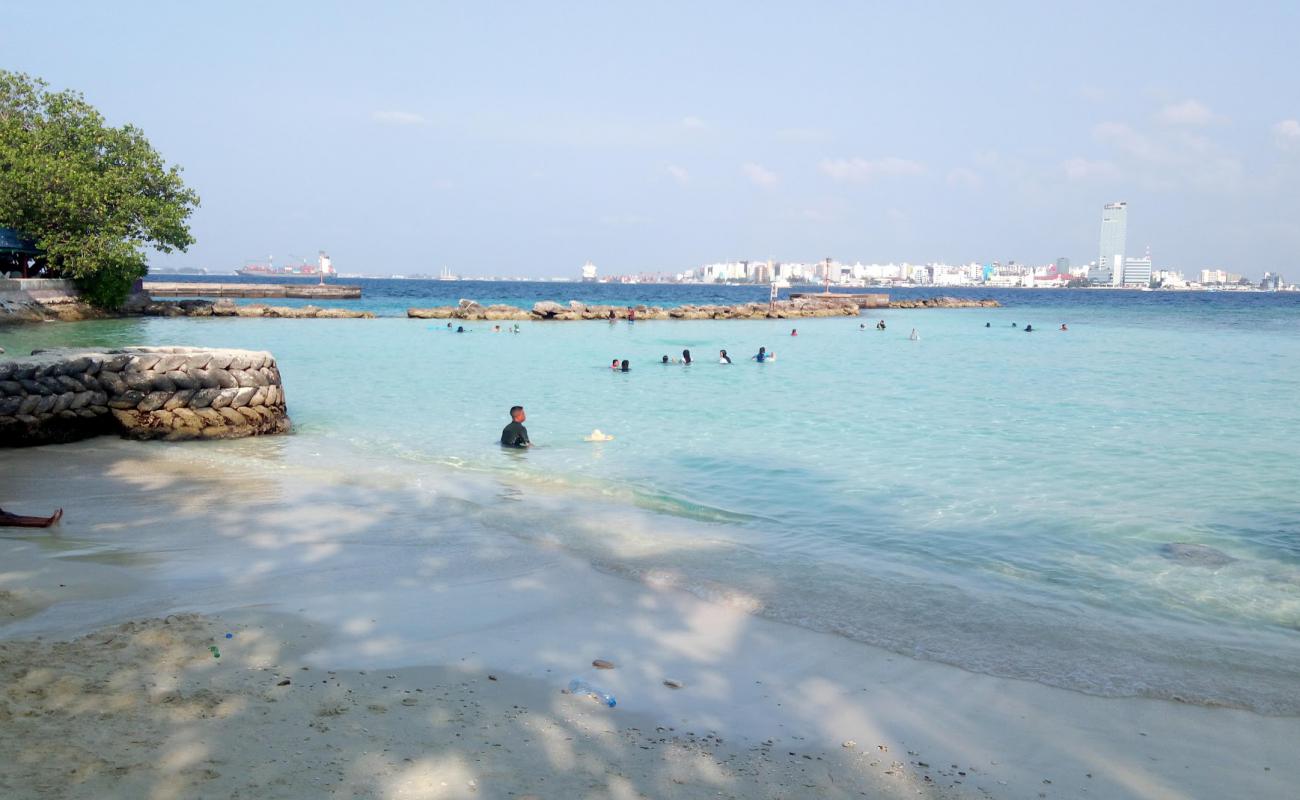 Фото Villingili Beach с светлый песок поверхностью