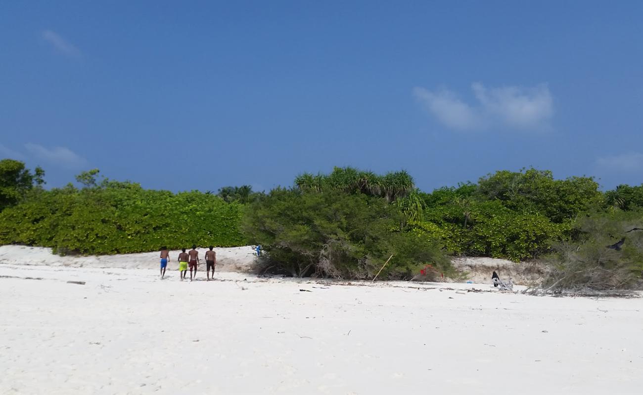 Фото Hulhudhoo Beach с белый песок поверхностью