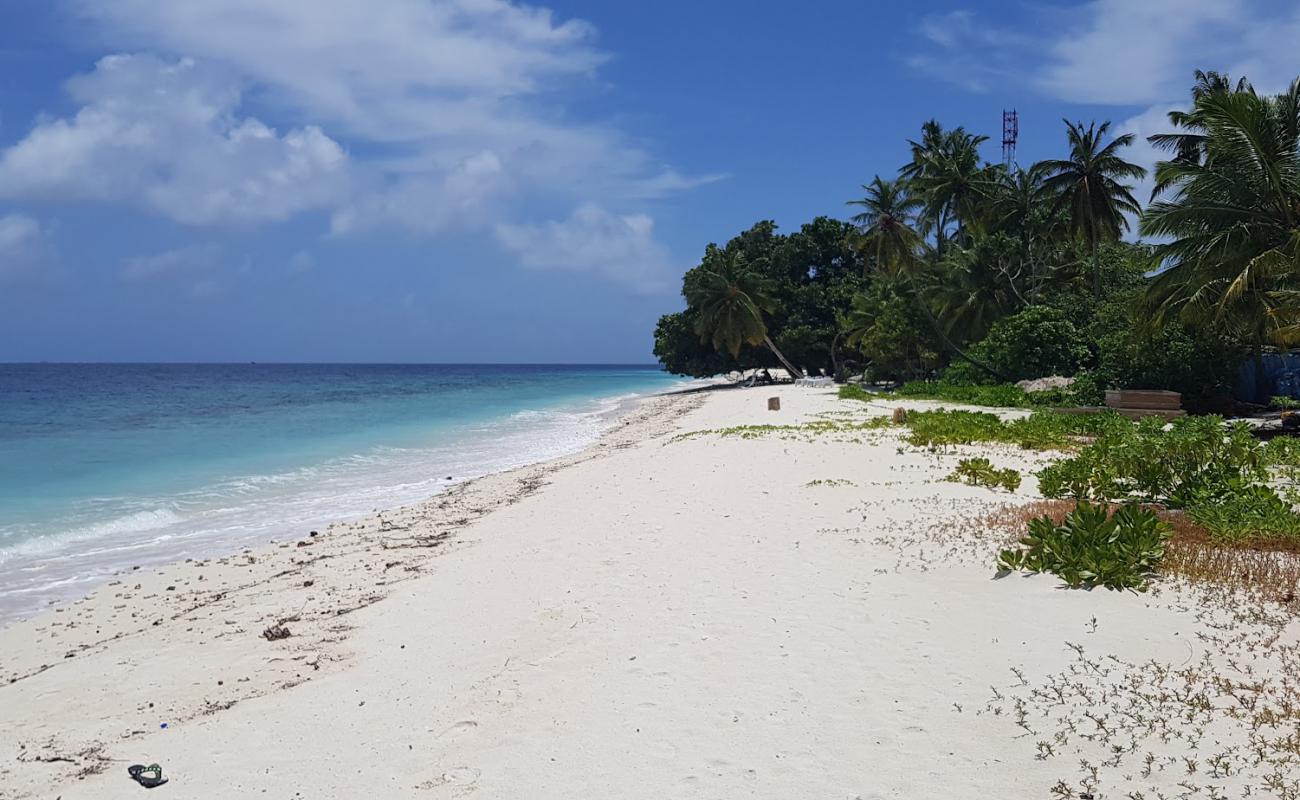 Фото Dharavandhoo Beach II с белый песок поверхностью