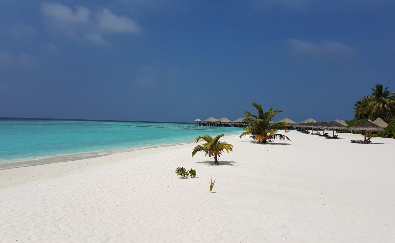 Фото Kihaadhuffaru Island Beach с белый чистый песок поверхностью