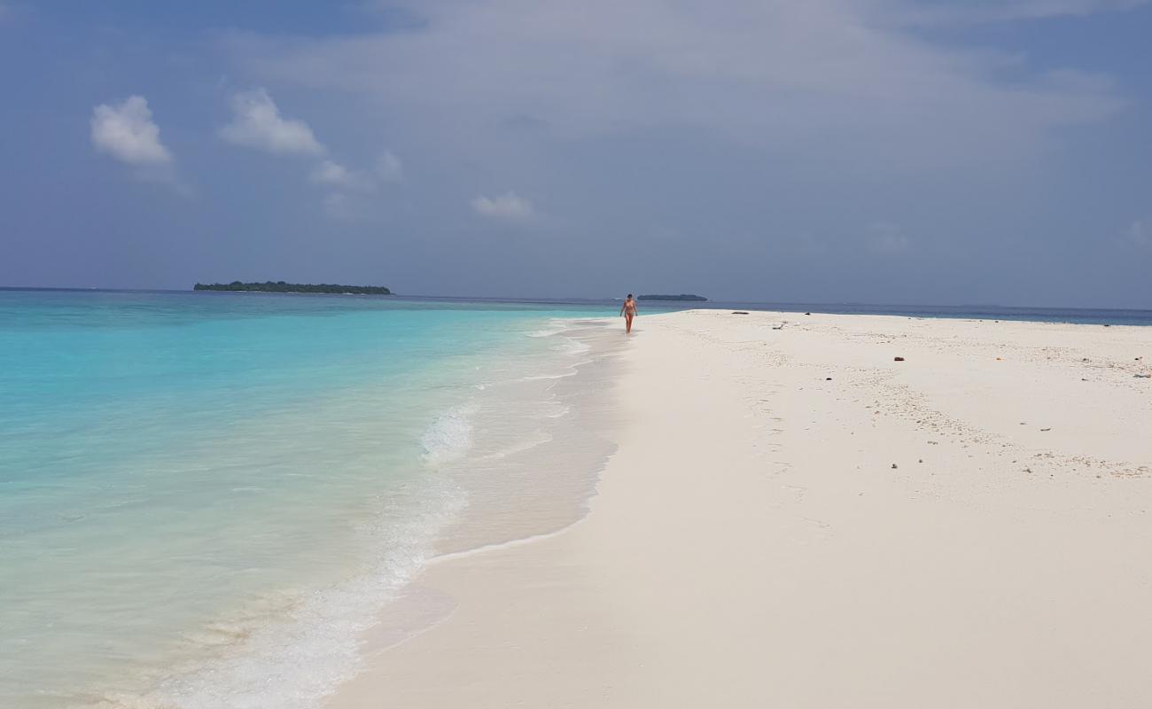 Фото Kihaadhoo Beach с белый чистый песок поверхностью