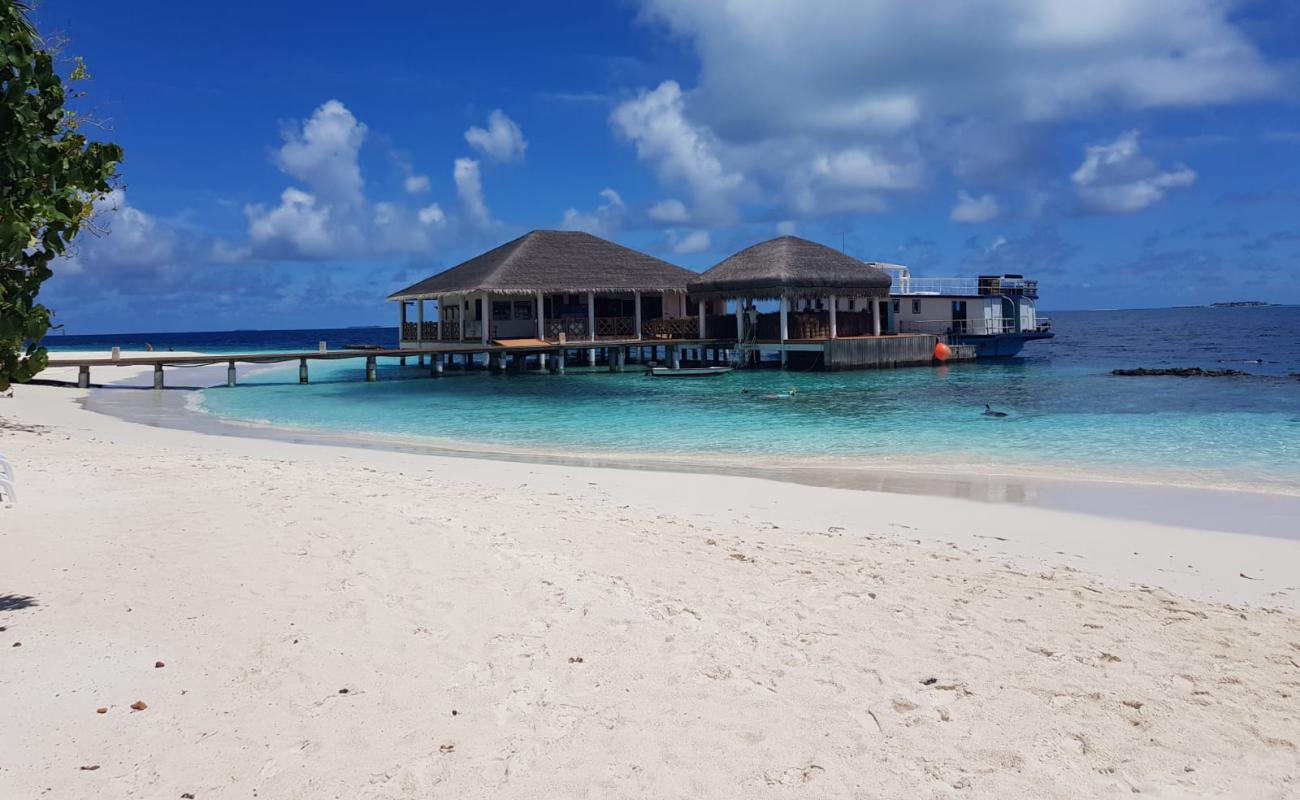 Фото Hirundhoo Island Beach с белый чистый песок поверхностью