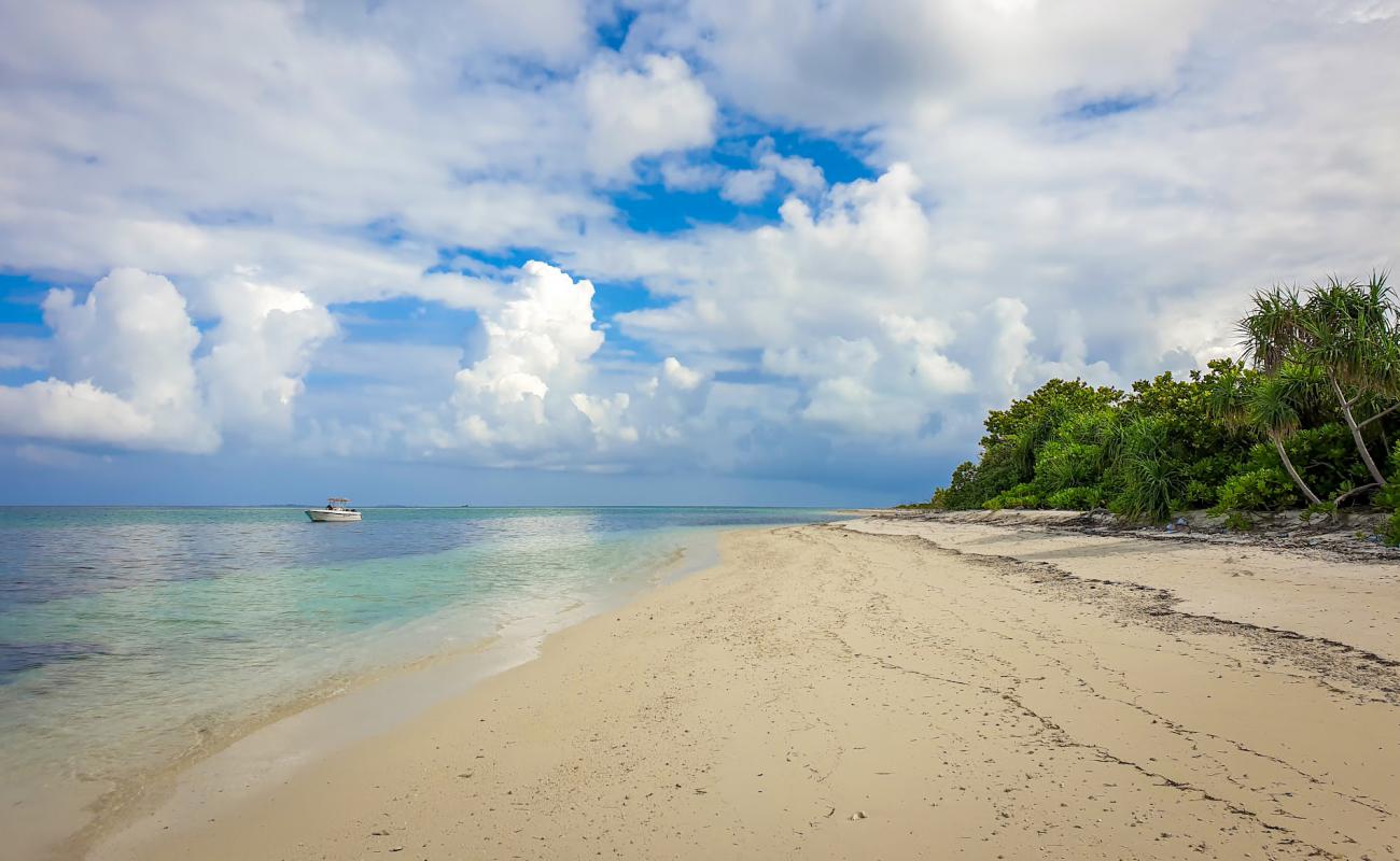 Фото Lhossalafushi Island Beach с светлый песок поверхностью