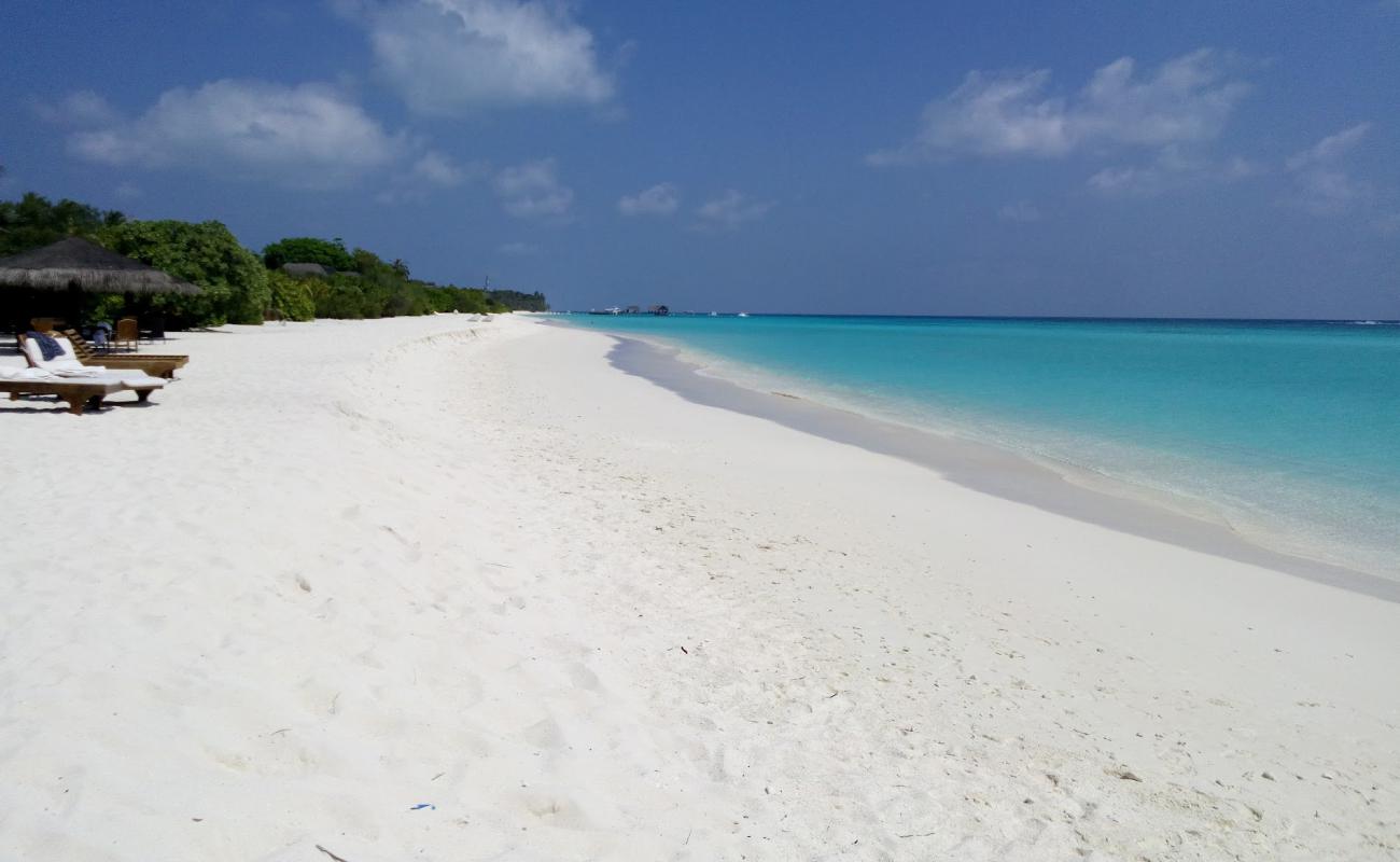 Фото Madhiriguraidhoo Beach с белый песок поверхностью