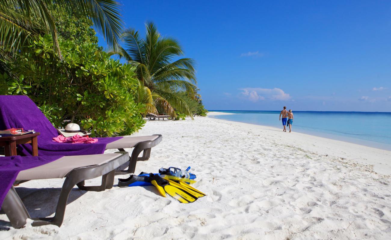 Фото Komandoo Island Beach с белый песок поверхностью