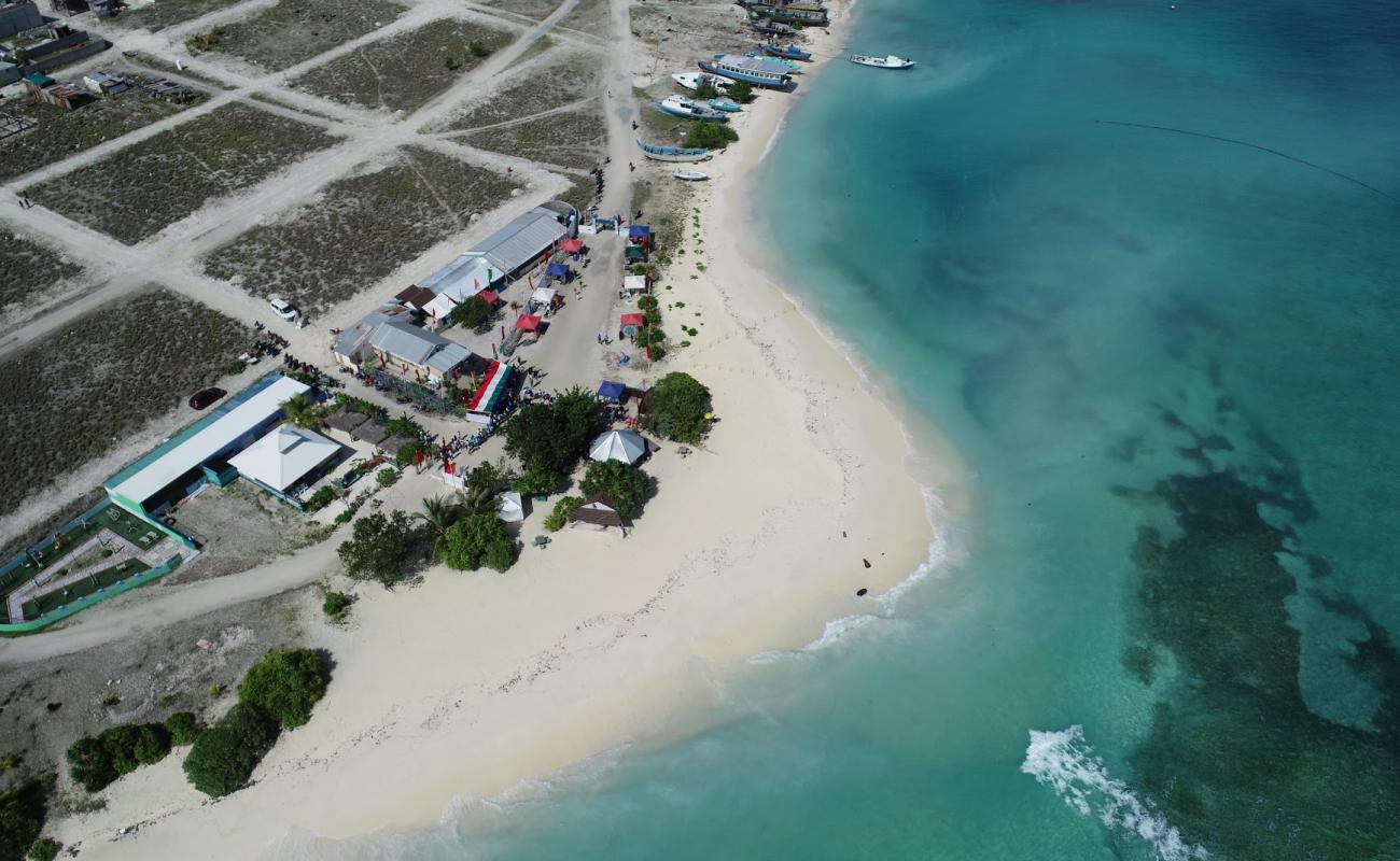 Фото Velaa Beach с белый песок поверхностью