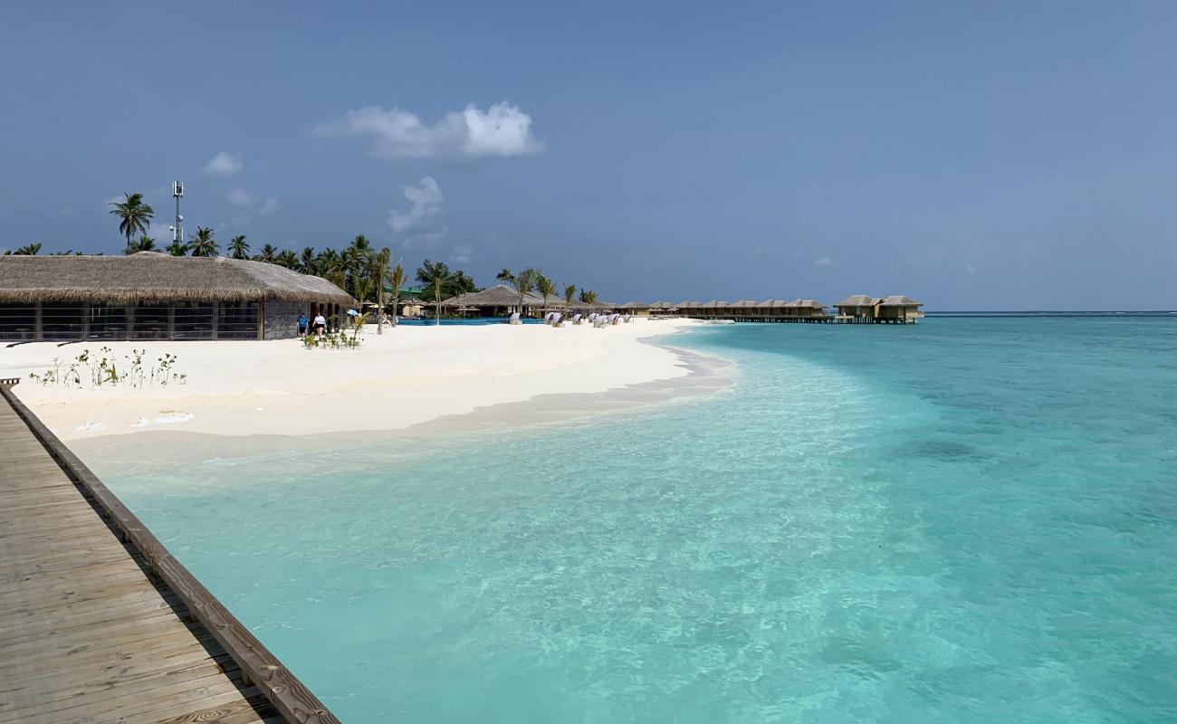 Фото Uthurumaafaru Beach с белый чистый песок поверхностью